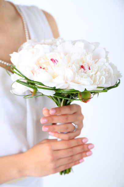 Bride holding wedding bouquet of white peonies, close-up - Foto, afbeelding