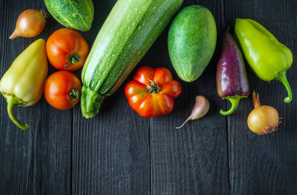 Una serie di verdure fresche per una dieta d'insalata su un tavolo d'annata. Cucina insalata nella cucina del ristorante. Spazio pubblicitario libero - Foto, immagini