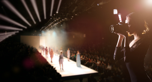Fotógrafo Prensa Mujer utilizar la cámara para disparar Foto de Fashion Week Mostrar qué modelo supermodelo caminar en la pasarela de la pasarela para la nueva colección de marca de diseñador, espacio de copia de fondo - Foto, Imagen