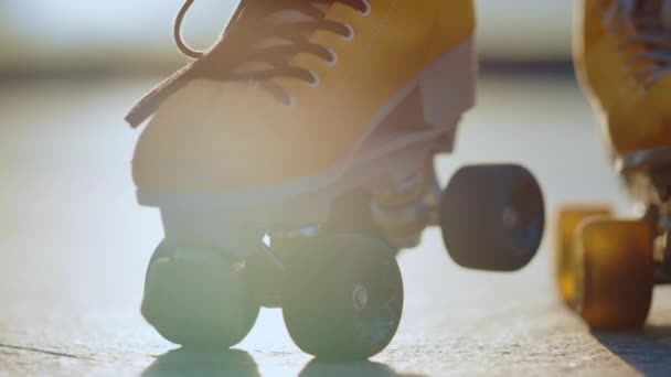 Sárga görkorcsolyapengék ismeretlen női korcsolyázóknak a szabadban. Sportkoncepció. - Felvétel, videó