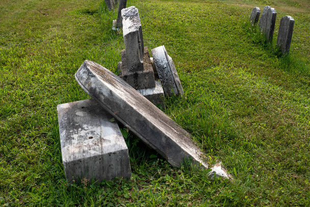 Zlomené náhrobní kameny na starém travnatém hřbitově. Vítězství nad pojmy smrti, věk a rozklad, ztráta a zármutek, v přirozeném světle bez lidí a kopírovat prostor. - Fotografie, Obrázek