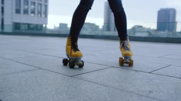 Rodillo deportivo que realiza elementos de patinaje al aire libre. Mujer montando en patines. - Metraje, vídeo