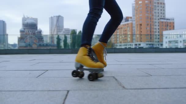 Kobiece nogi robią kroki na rolkach na zewnątrz. Roller skater jazda na świeżym powietrzu. - Materiał filmowy, wideo