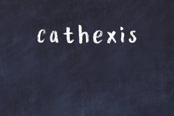 Kreda ręcznie napisany napis cathexis na czarnym biurku - Zdjęcie, obraz