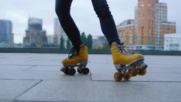 未知のローラースケートダンス。女性の足はローラーブレードで運動を行う. - 映像、動画