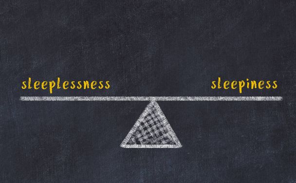 Equilibrio tra insonnia e sonnolenza. Lavagna disegno su lavagna nera - Foto, immagini