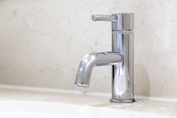 Detailní záběr na moderní hliníkový sprchový kohoutek s pákou - Fotografie, Obrázek