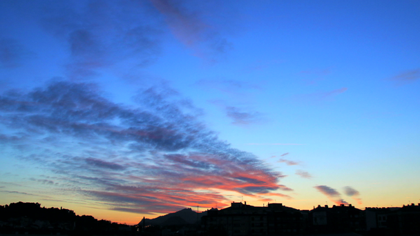 kolorowe chmury o zachodzie słońca - Materiał filmowy, wideo