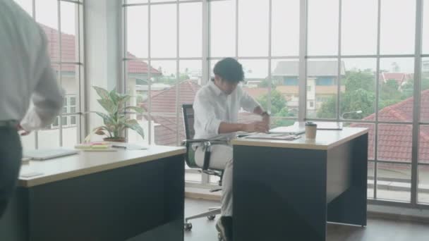 Manažer a zaměstnanec chůze na stůl a pracuje na notebooku s profesionálem v domácí kanceláři, výkonný a mladý muž psaní notebook na stole, obchodní a komunikační koncepce. - Záběry, video