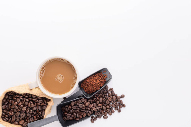taza de café, café molido, taza de café, escena de fondo blanco - Foto, Imagen