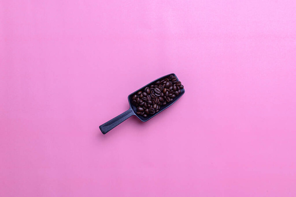 granos de café sobre un fondo rosa - Foto, imagen