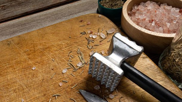 Dřevěné sekací prkno a kuchyňské vybavení top view pro pojetí potravin - Fotografie, Obrázek