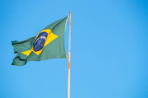Bandera de Brasil al aire libre con un hermoso cielo azul en el fondo en Río de Janeiro Brasil. - Foto, Imagen