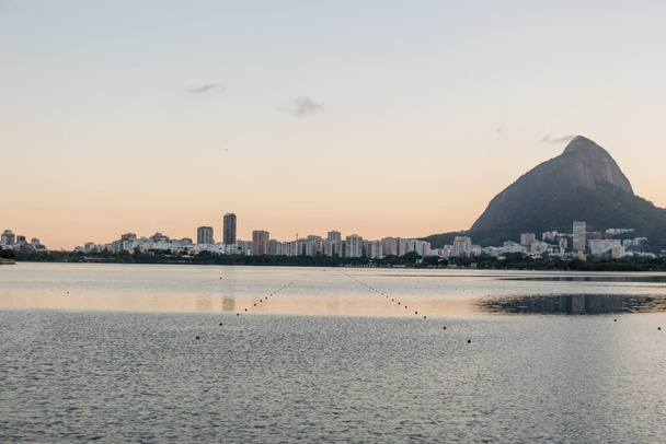 Вид на залив Родриго-де-Фрейтас в Рио-де-Жанейро. - Фото, изображение