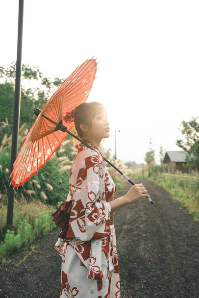 молода жінка з парасолькою в парку
 - Фото, зображення