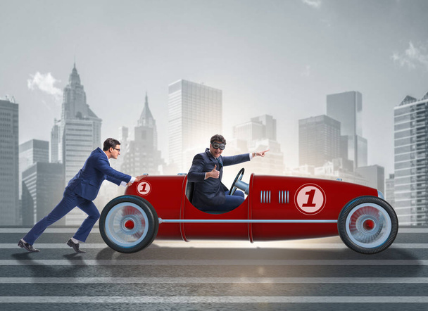 Geschäftsmann-Auto drängt in Teamwork-Konzept - Foto, Bild