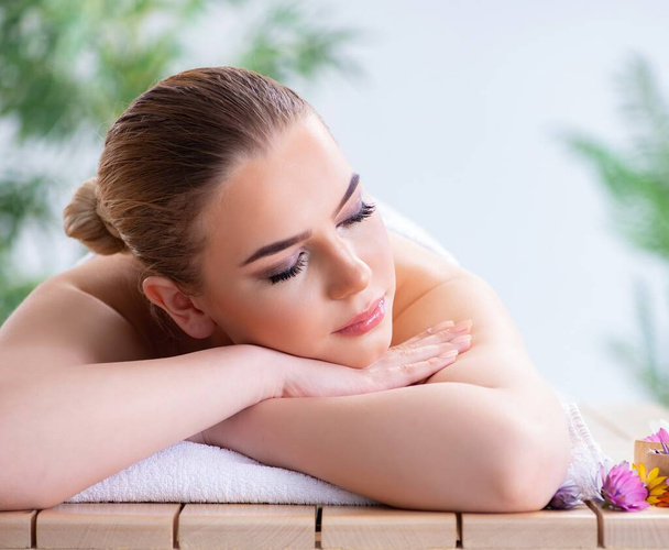 Kobieta podczas masażu w spa - Zdjęcie, obraz