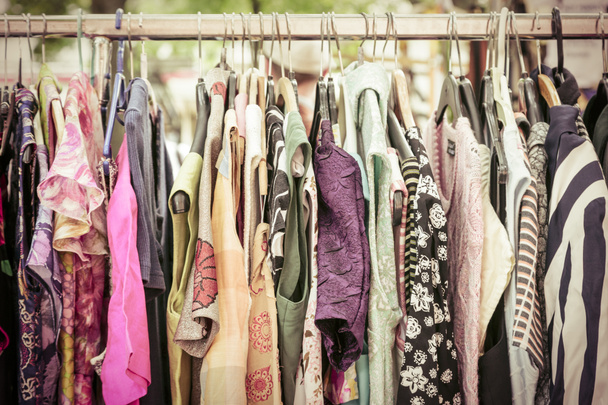 oblečení na stojanu na bleším trhu - Fotografie, Obrázek