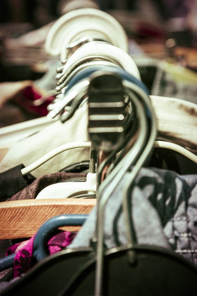 oblečení na stojanu na bleším trhu - Fotografie, Obrázek