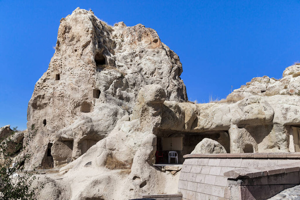 GOREME, TURCHIA - 4 OTTOBRE 2020: Questa è una delle rocce con grotte scavate, nel complesso dell'ex monastero ortodosso nel Goreme Open Air Museum. - Foto, immagini