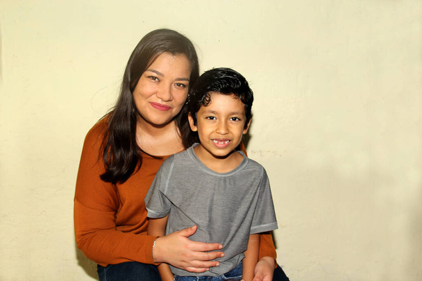 Latino Mutter und Sohn spielen Gesichter machen und Spaß dabei haben glücklich zu sein - Foto, Bild