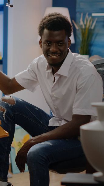 Černošky mladý dospělý sedí v ateliéru kreslení váza - Fotografie, Obrázek