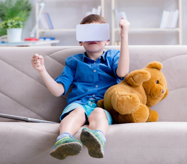 Маленький мальчик в очках виртуальной реальности - Фото, изображение
