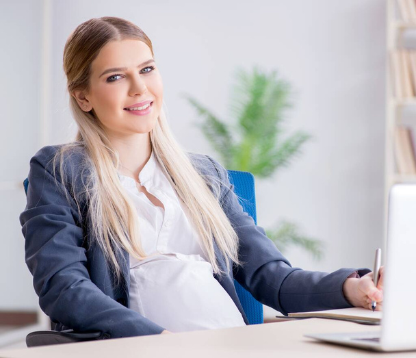 Embarazada empleada en la oficina - Foto, Imagen