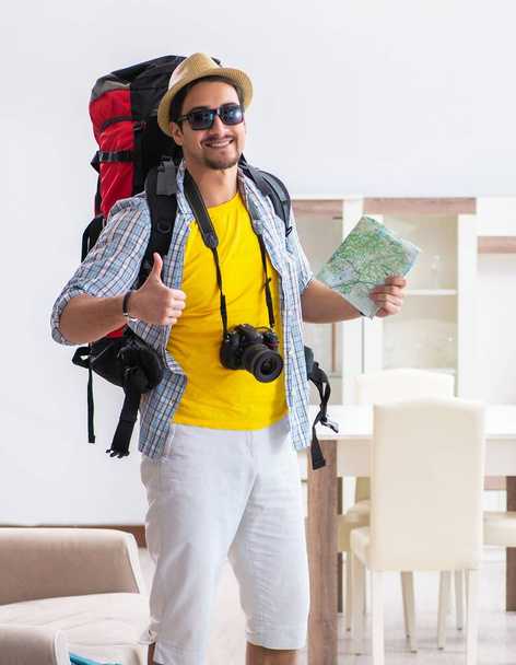 Hombre planeando su viaje con mapa - Foto, Imagen