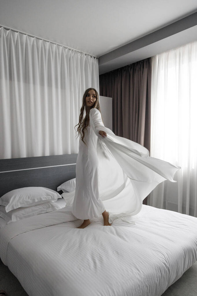 The bride in a white dress, fees at the hotel. A stylish wedding in the European style. - Foto, afbeelding
