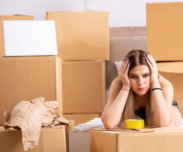 Young woman moving to new place - Photo, Image