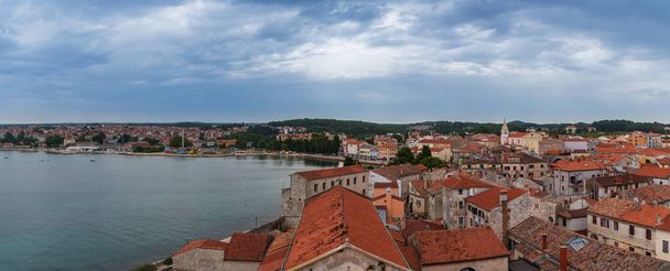 Панорамний вигляд на хорватське місто Порек з хмарним небом. - Фото, зображення