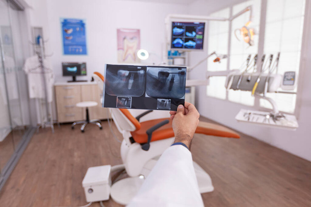 Radiologo medico in possesso di denti dentali per via orale radiografia esaminando le competenze di cura dei denti - Foto, immagini