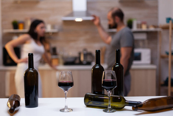 Gros plan des bouteilles et des verres remplis de vin - Photo, image