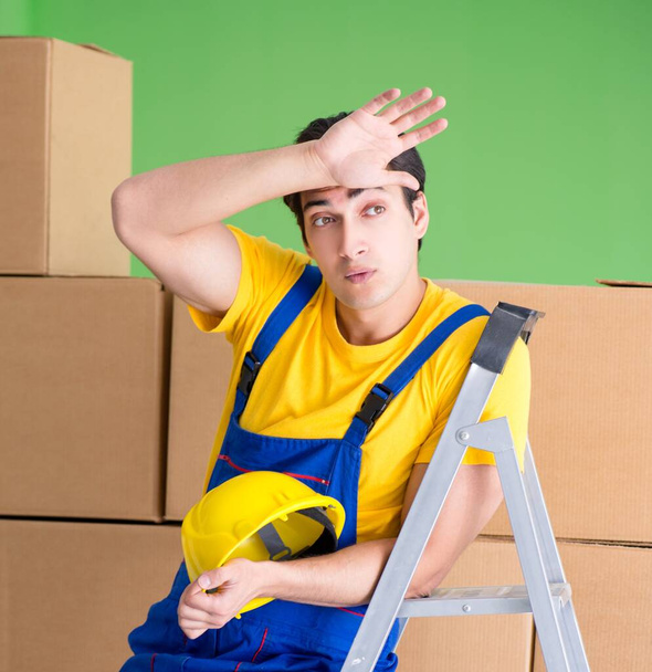 Hombre contratista trabajando con cajas de entrega - Foto, imagen
