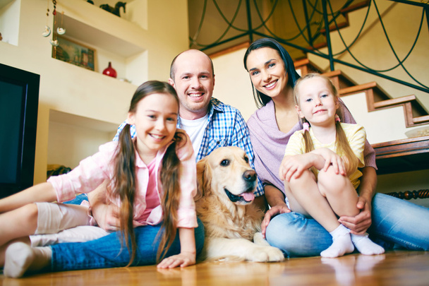 Дружня сім'я і собака
 - Фото, зображення