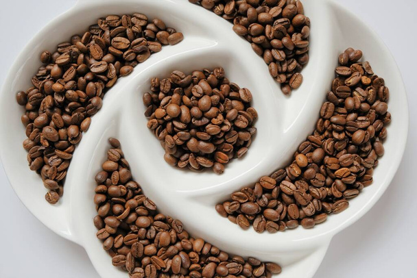 Kávébab texturált tálban. Sült kávébab. Arabica kávé. Reggeli hagyományos ital. Kávébab textúra. - Fotó, kép