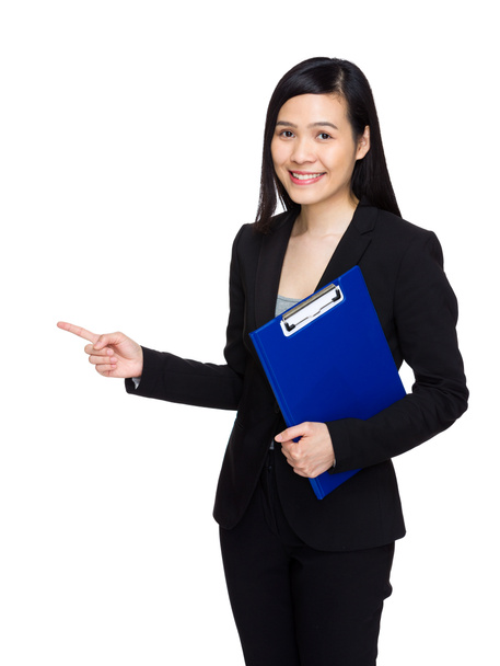 Mujer de negocios asiática con portapapeles y dedo señalar
 - Foto, imagen