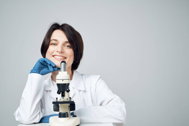 női laboratóriumi asszisztens mikroszkóp tudomány kutatóstúdió - Fotó, kép