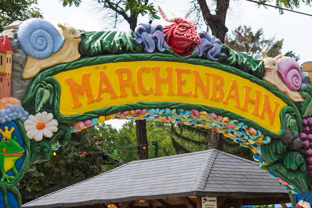 train de conte de fées coloré dans un parc d'attractions à Vienne en vacances - Photo, image