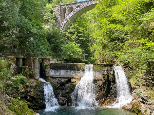 Sum Falls in the Vintgar Gorge or Bled Gorge - Bled, Slovenia (Triglav National Park) - Der Wasserfall Sum (Sumfall) am Ende der Vintgar-Klamm oder Vintgarklamm - Bled, Slowenien (Triglav-Nationalpark) / Slap - Foto, Imagen