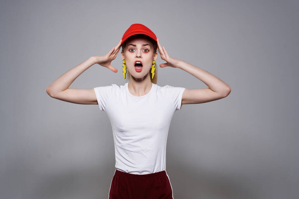 весела дівчина в червоній шапці позує, літня мода. Високоякісна фотографія
 - Фото, зображення