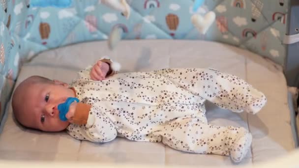 Un bebé recién nacido no quiere dormir en su cuna - Imágenes, Vídeo