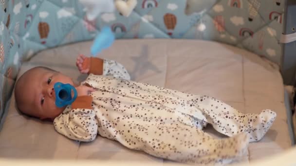 Novorozeně dítě nechce spát ve své postýlce - Záběry, video