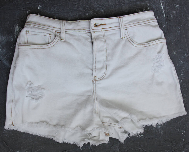  witte shorts op grijze achtergrond - Foto, afbeelding