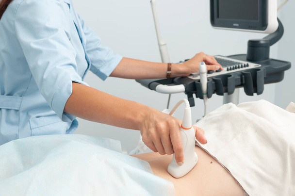 Doktor provede ultrazvukové vyšetření břišních orgánů. Ultrazvukové vyšetření na klinice. - Fotografie, Obrázek