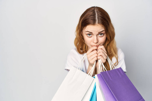 mujer con paquetes multicolores de compras - Foto, imagen