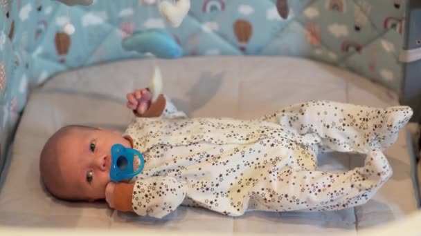Новорожденный ребенок не хочет спать в своей кроватке - Кадры, видео