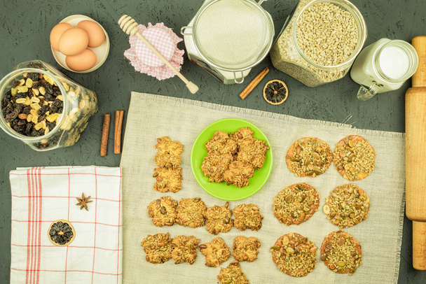 Zelfgebakken koekjes met zaadjes en karamel. Karamel shortbread koekjes met zaden. Achtergrond met kopieerruimte - Foto, afbeelding