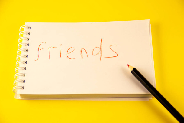 vriendschap, notitieblok met de inscriptie vrienden, Vlakke lay - Foto, afbeelding